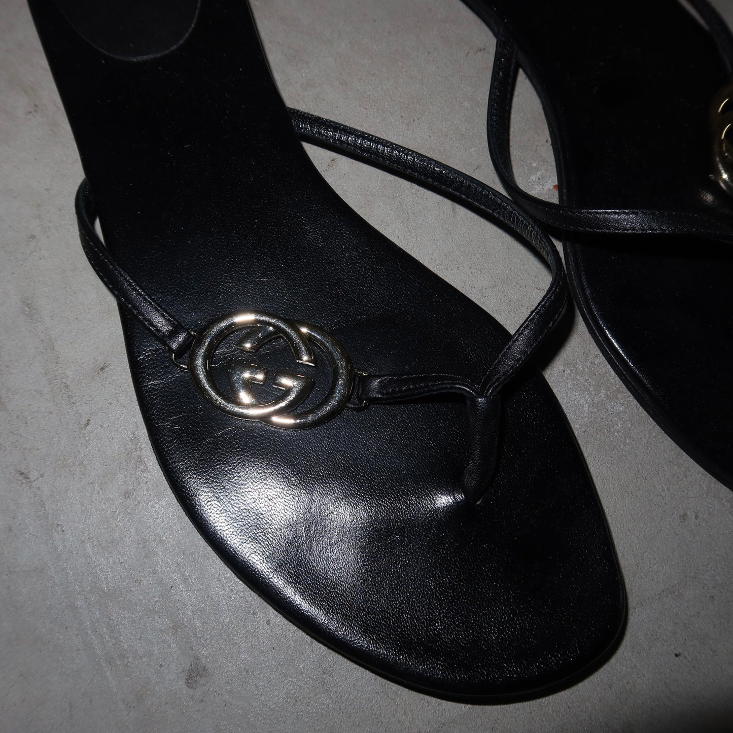 Gucci Leather Flip Flops (38.5)