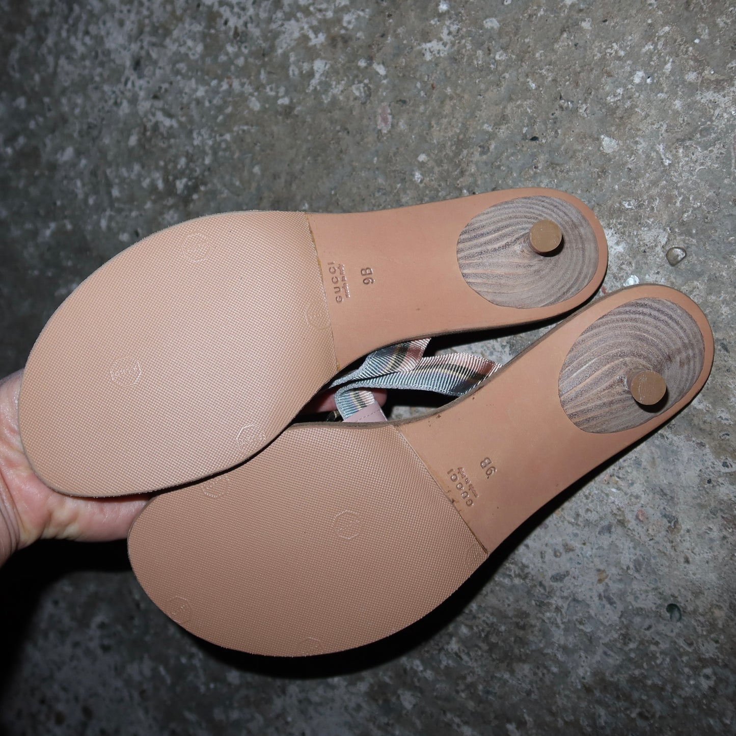 Gucci Logo Thong Heels (40)