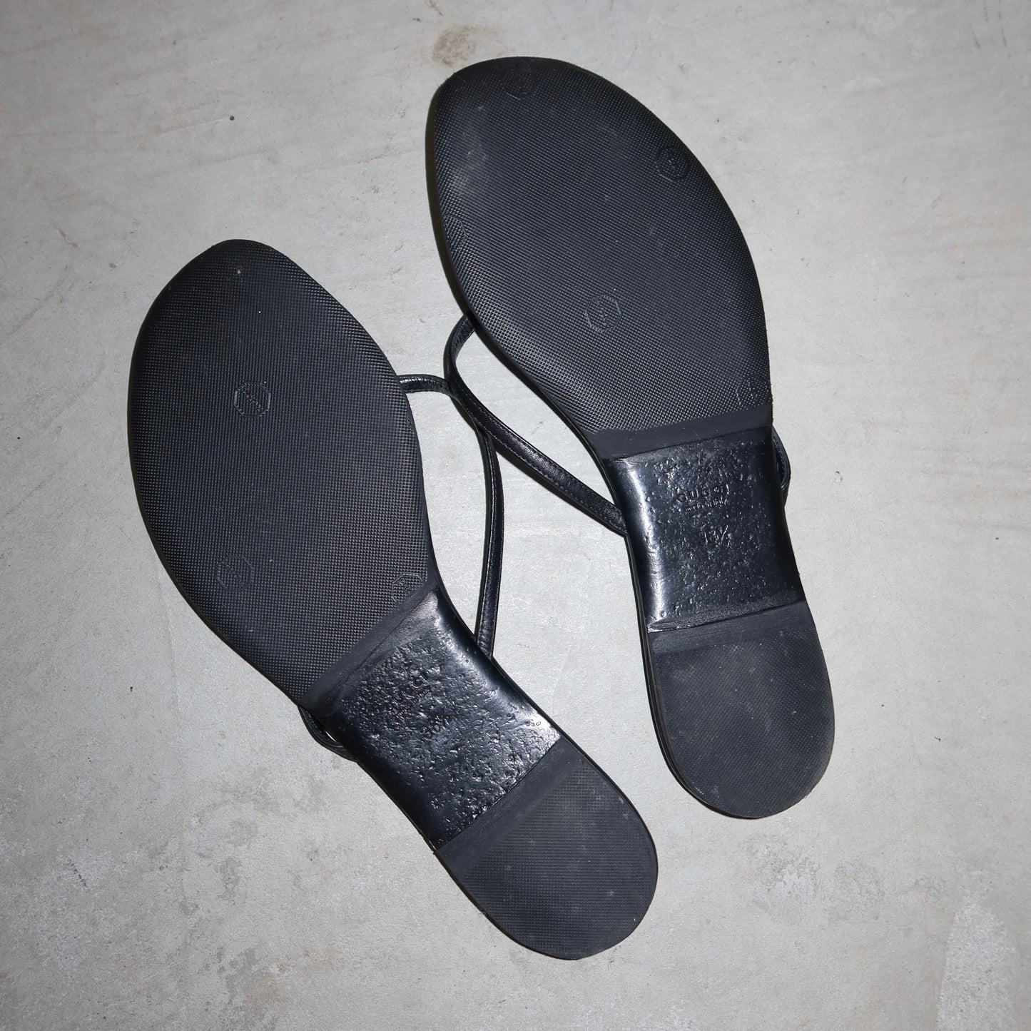 Gucci Leather Flip Flops (38.5)