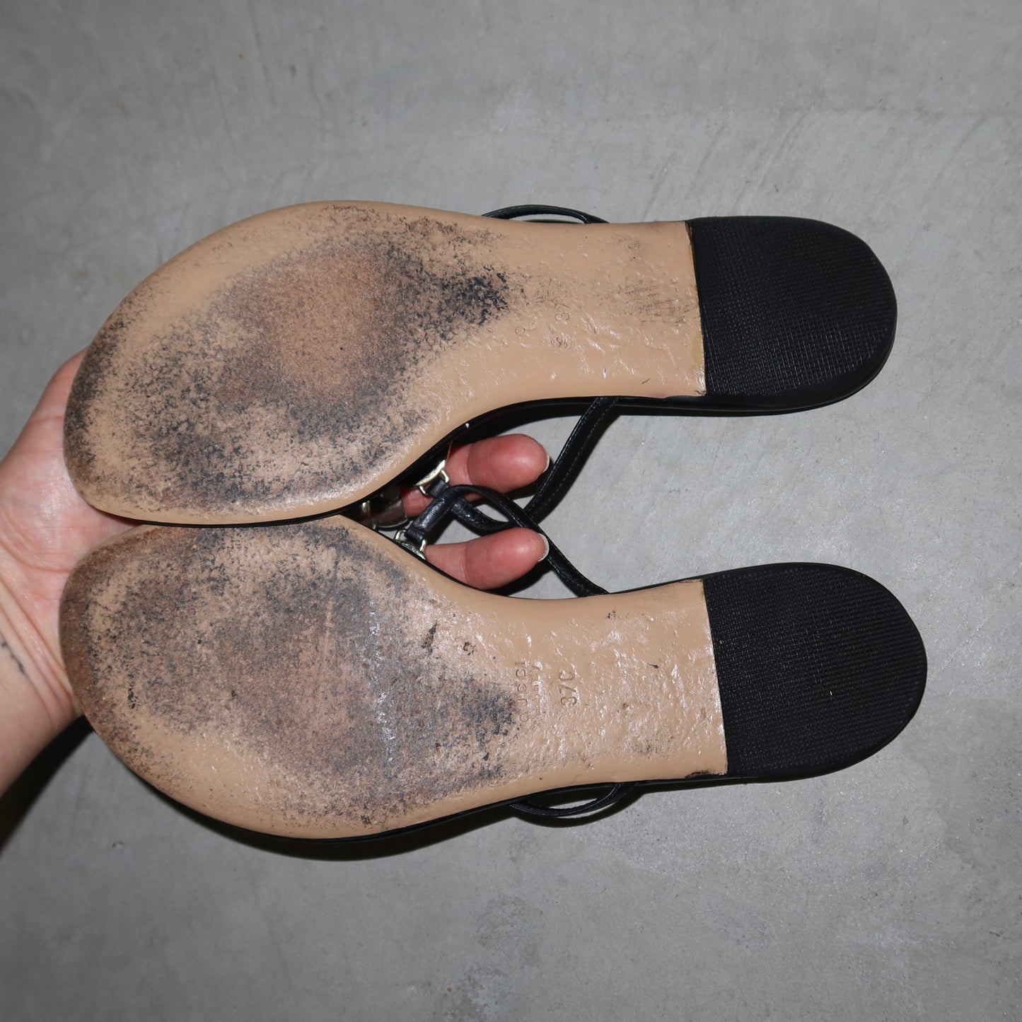 Gucci Black Leather Logo Flip Flops (37)