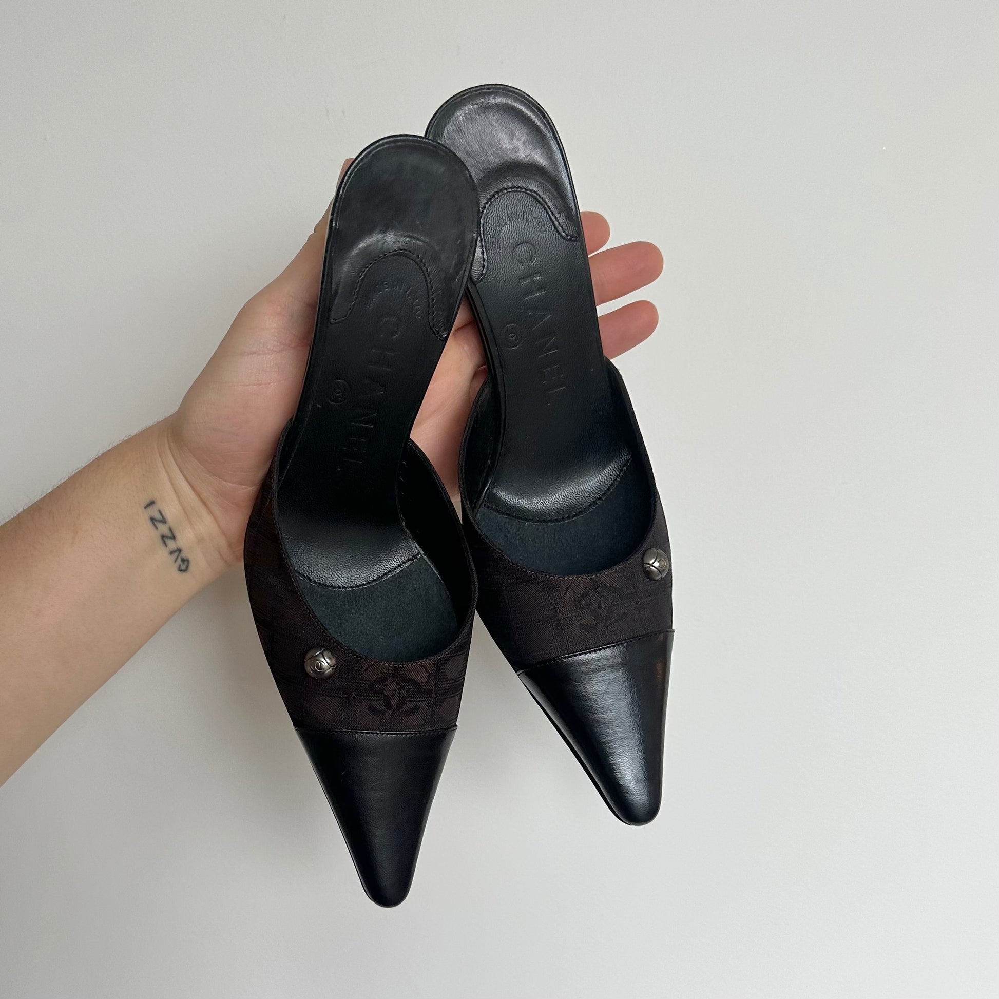 Leather mules & clogs Chanel Black size 36.5 EU in Leather - 36997553