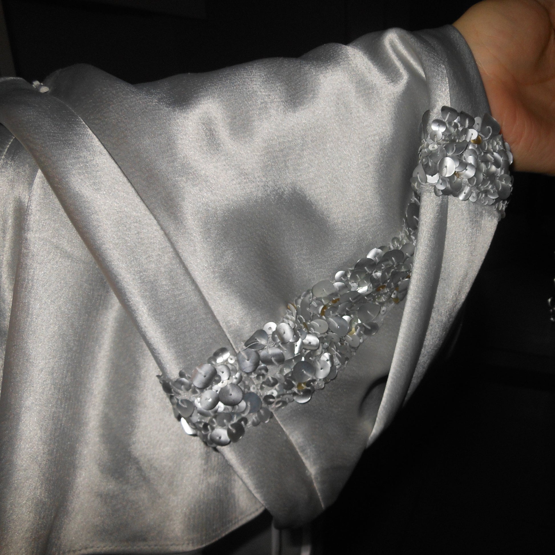 Vera Wang Silver Dress (seen on Blair Waldorf in Gossip Girl pilot ep) Guzzi Archive Vera Wang Silver Dress (seen on Blair Waldorf in Gossip Girl pilot ep) Guzzi Archive